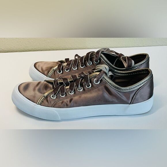 Super cute Mossimo avocado colored sneakers with velvet laces. - Picture 1 of 6